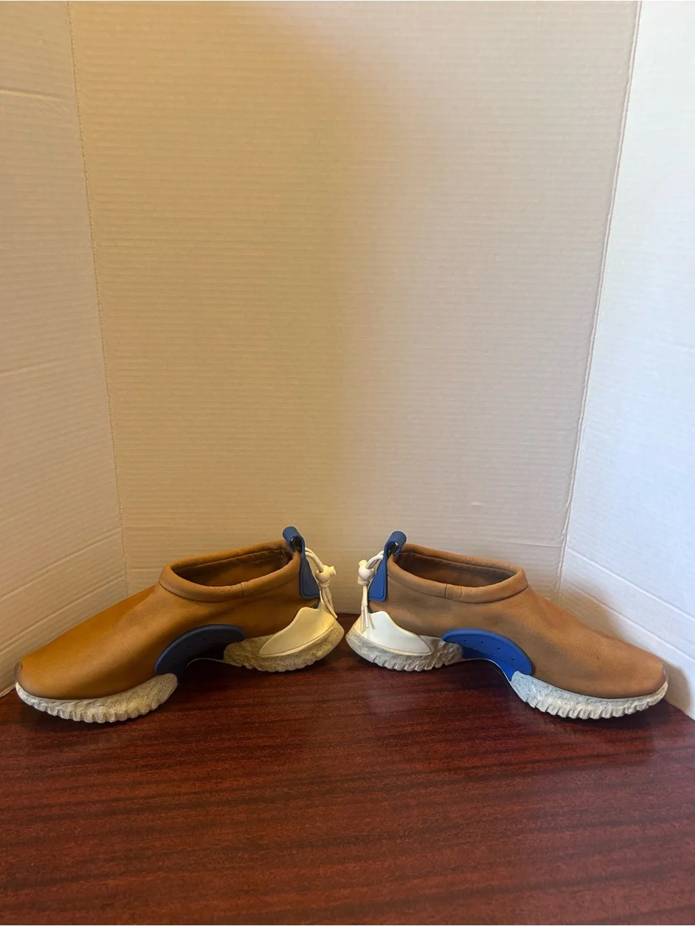 Men’s Nike Moc Flow SP x UNDERCOVER Sneakers in Ale Brown / Team Royal / White